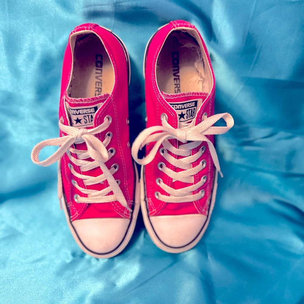 DONATED IF NO PURCH BY 3/5/25 🩷PRICE LOWERED🩷. Converse All-Stars.Sz 8 HOT Pink